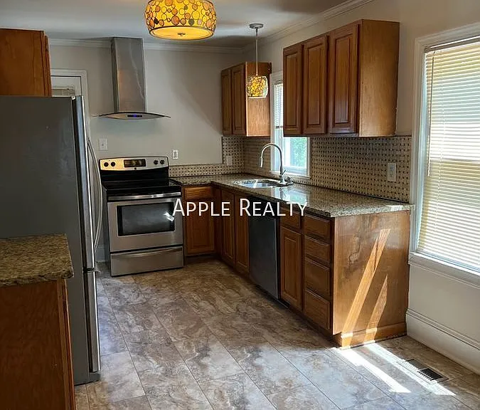 2219 Charlotte St — Photo 3