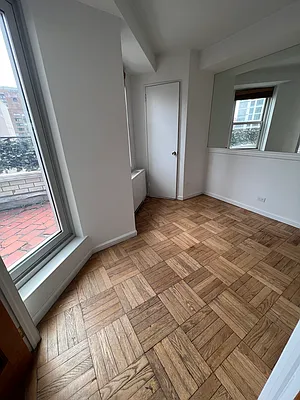 Sold by Manhattan Network Inc. | media 8