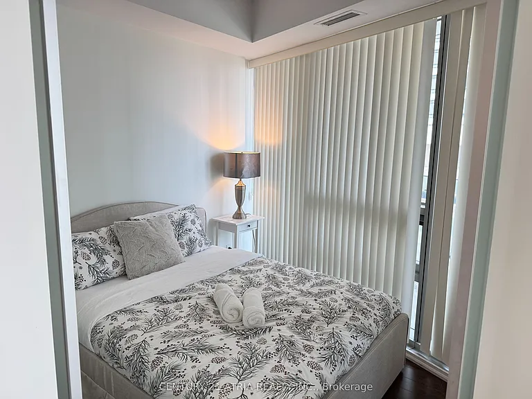 14 York St #1002 — Photo 11