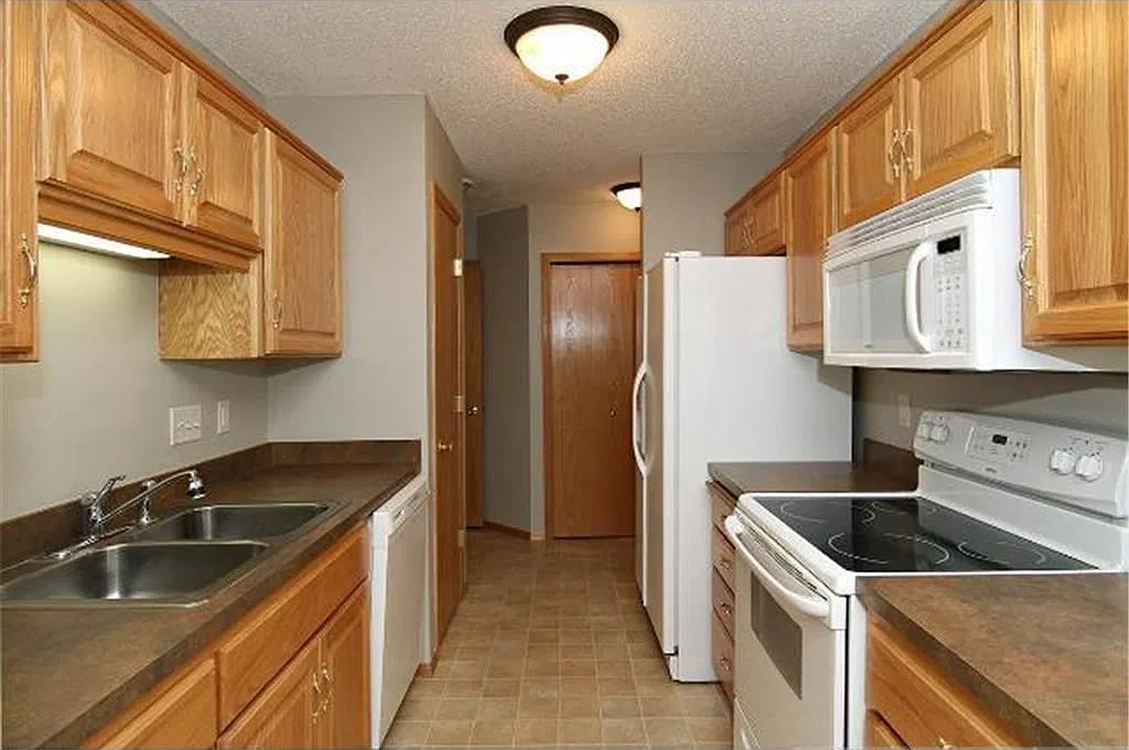 3 bed, 3.0 bath, 1404 sqft, $1,975 — Photo 3
