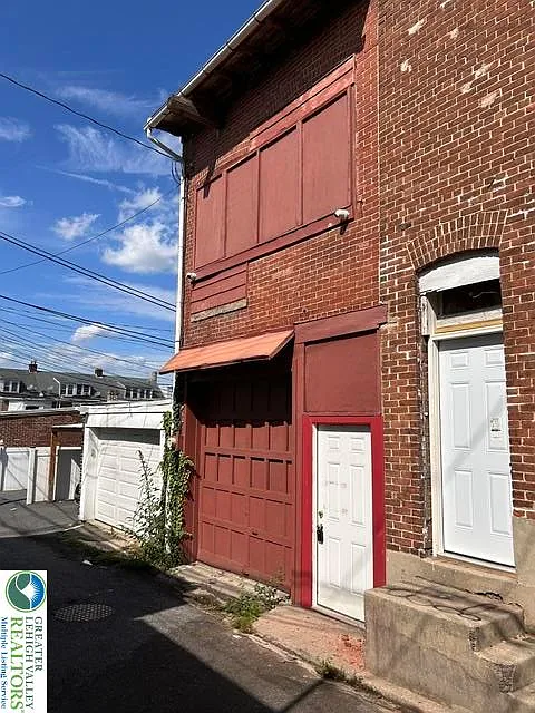 Studio, 900 sqft, $1,200 — Photo 2