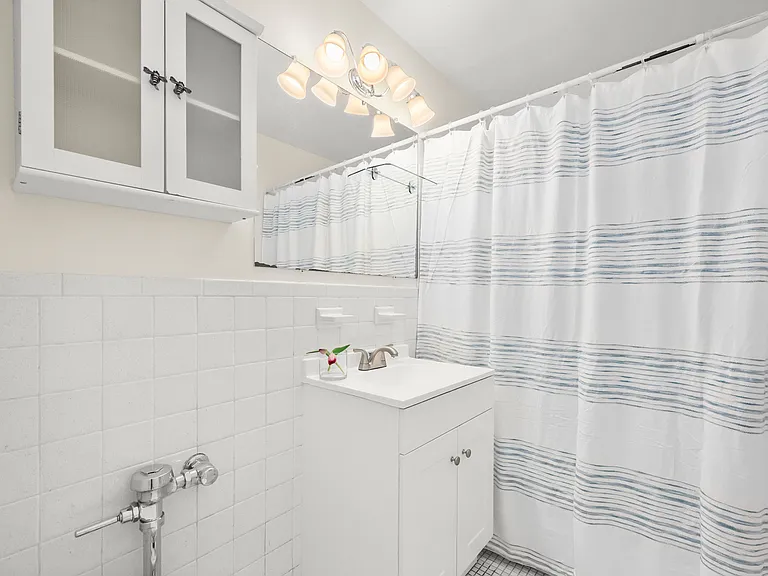 140 Grove St #4G — Photo 10