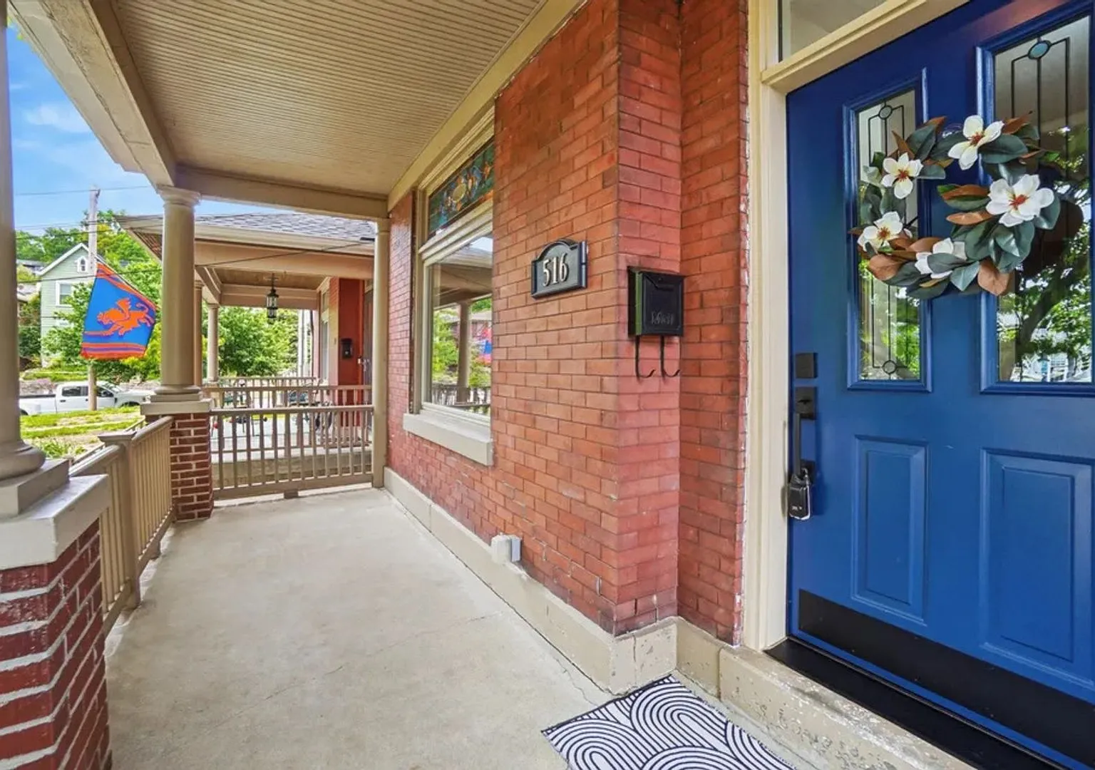 Charming 4BR House in Bellevue — Photo 3
