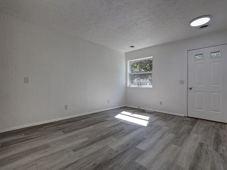 English Village Apartments — Photo 14