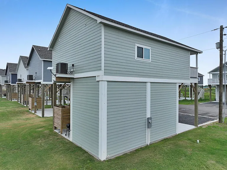 1049 Sunset Cir W — Photo 5