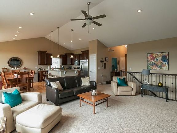 4th image of 550 Strathmoor Dr