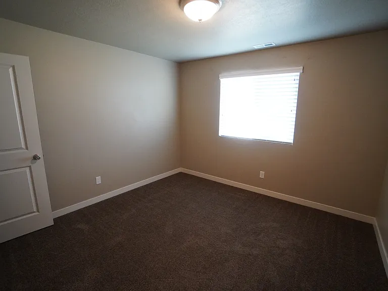 1095 W 2875 N — Photo 13