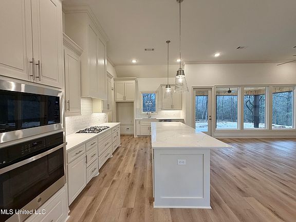 4th image of 933 Mullican Rd