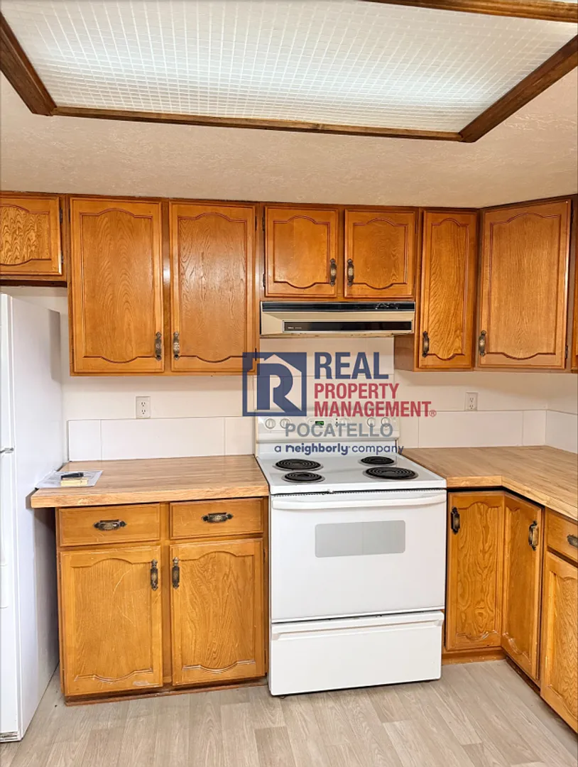 4 bed 2.5 Bath Home 2 car garage - Highland Area - Small pets negotiable — Photo 4