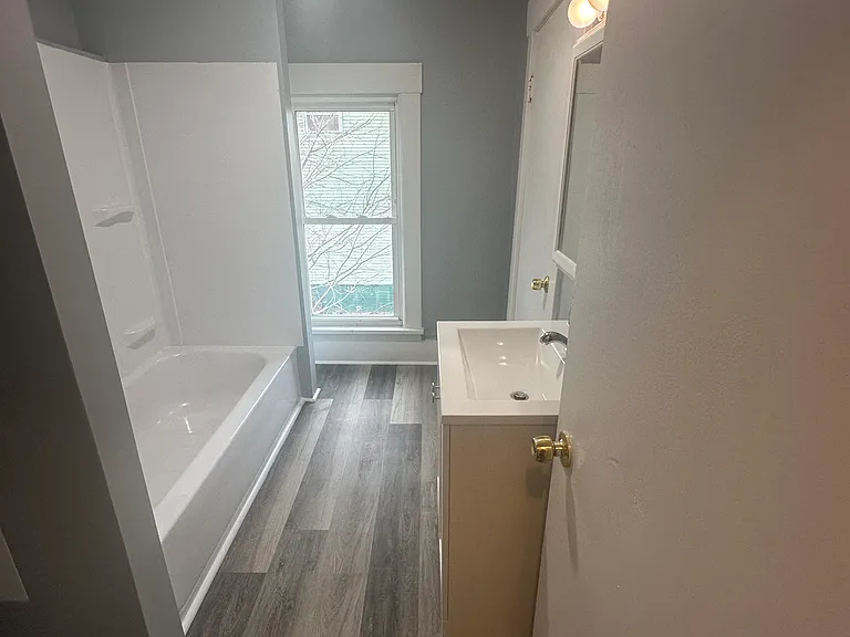 909 Clinton Ave SW — Photo 7