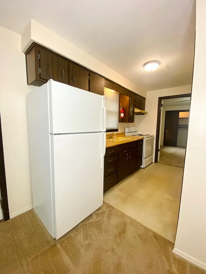 420 S Maple Ave - Apartments — Photo 2