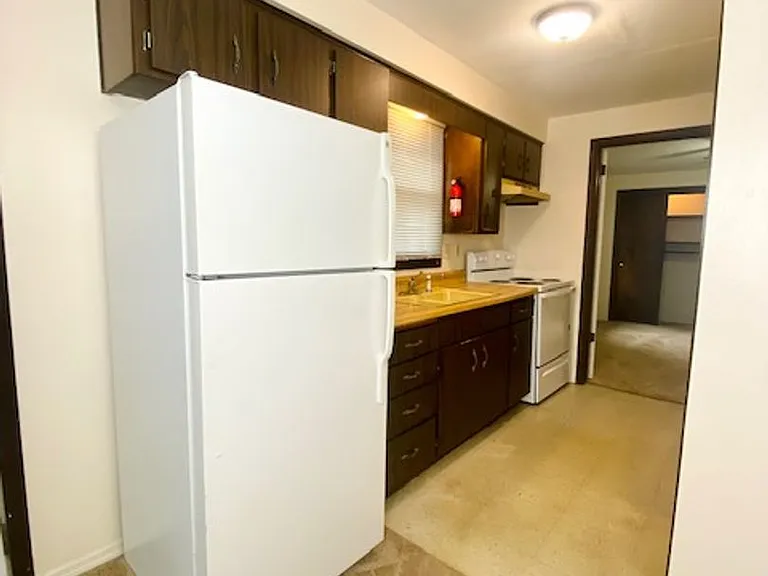 420 S Maple Ave — Photo 2