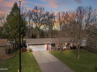 802 Shadybrook Dr, Holland, MI 49424