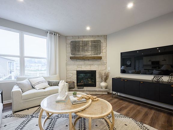 Cozy Gathering Room, Perfect for Family Movie Night