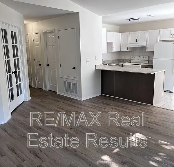 1607 N Timberline Dr — Photo 2