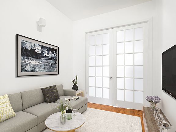 4th image of 315 Melrose St APT 2R