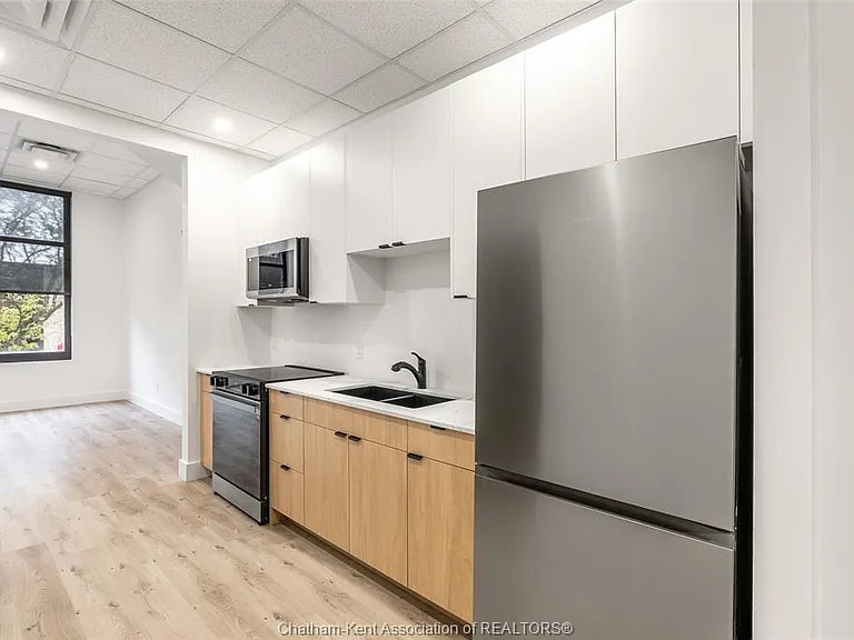 138 King St W #204 — Photo 12