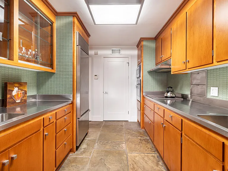111 W Charlton St — Photo 24