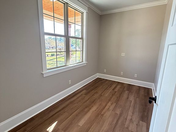 3rd image of 226 Hunters Way