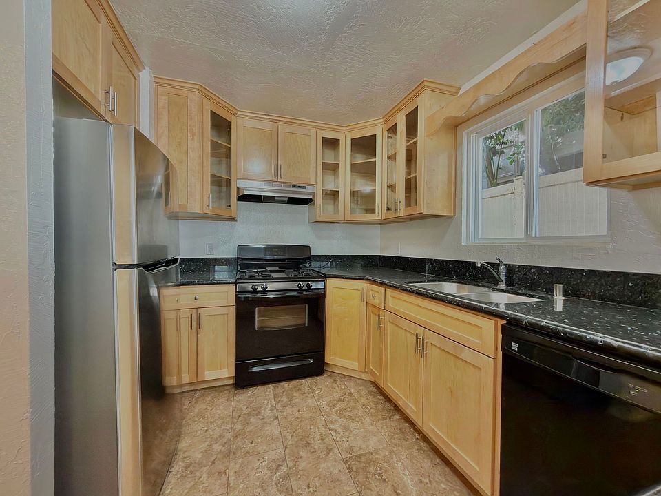 1st image of 1000 N Doheny Dr APT 105