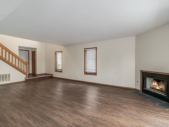 4th image of 323 Cromwell Ct