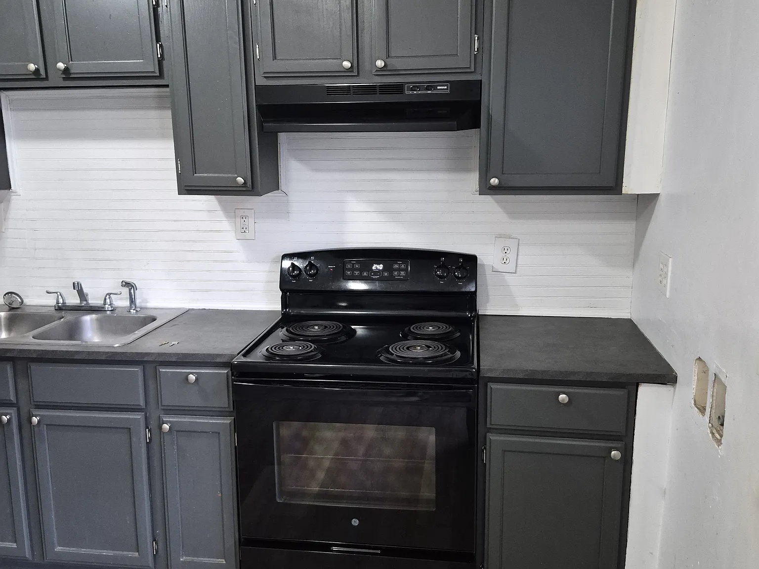 1277 Greenwich St SW — Photo 3
