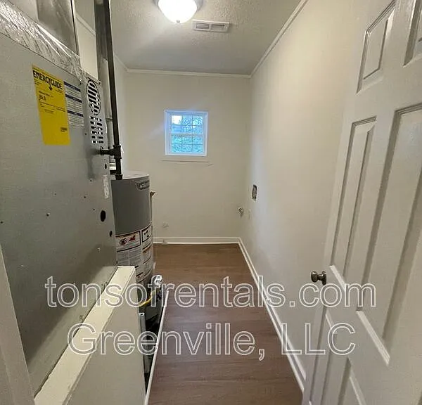 521 W Robinson St — Photo 3