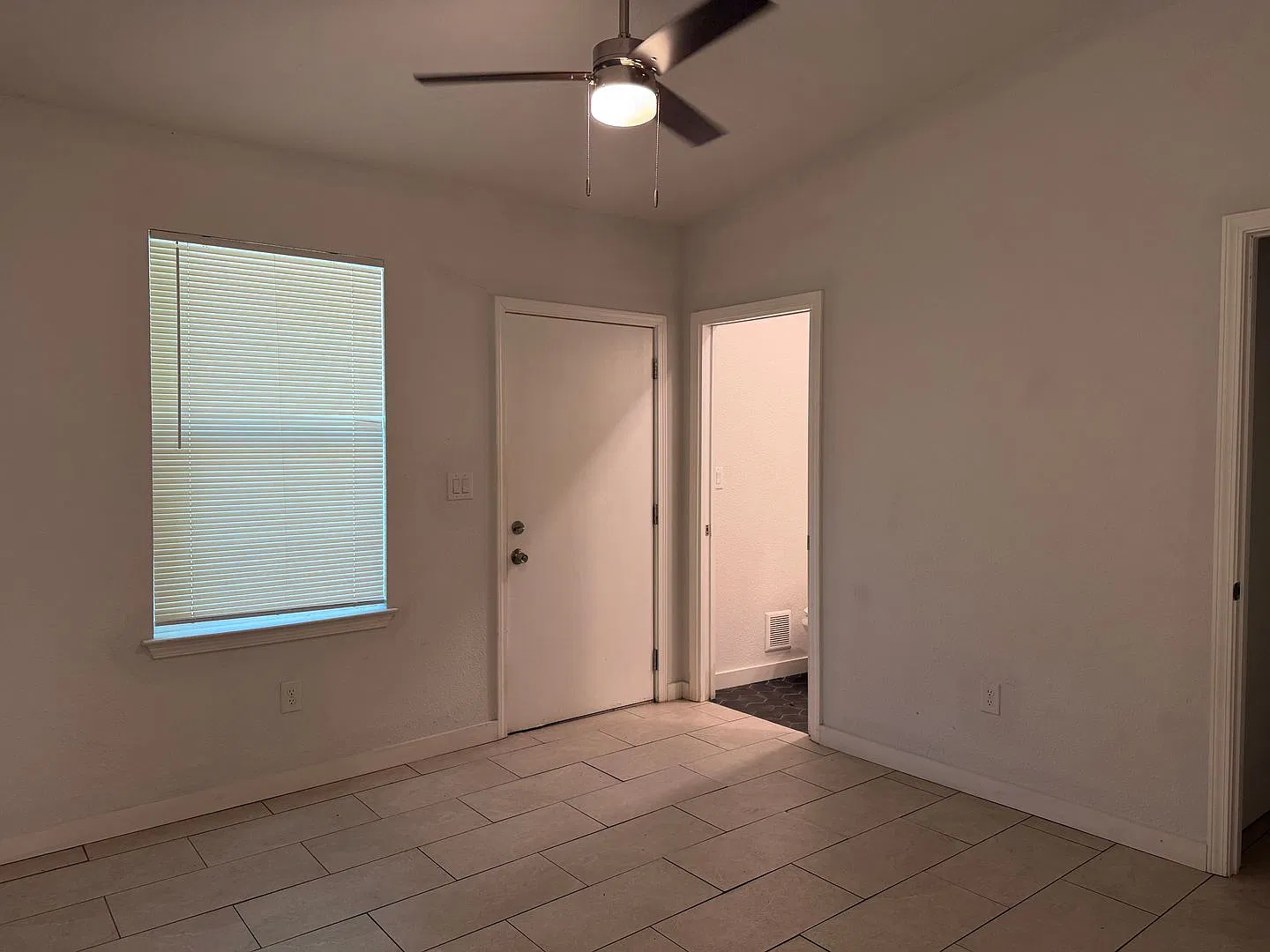 1119 Guadalupe St | Renovated Studio — Photo 4