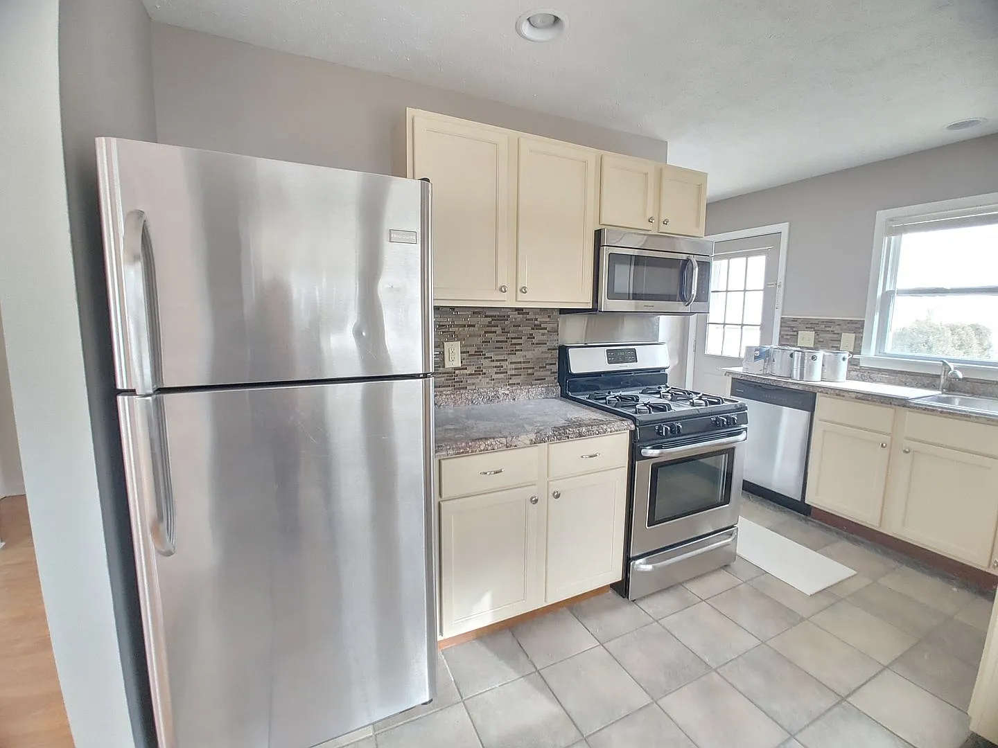 Charming 2 Bedroom 2 Bathroom House! — Photo 4