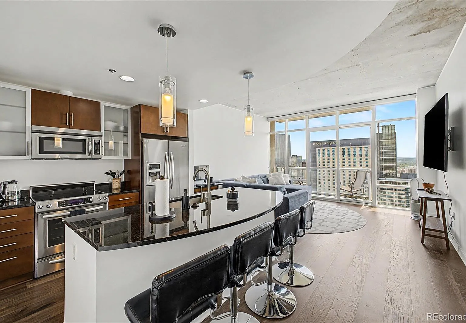 2 bed, 2.0 bath, 1099 sqft, $3,400 — Photo 2