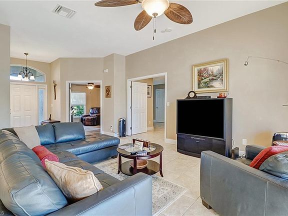 4th image of 902 NW 36th Pl