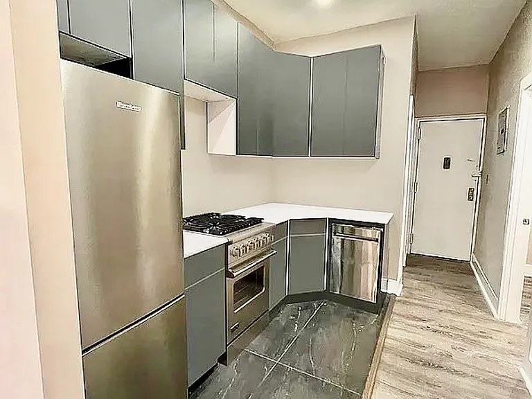 302 E 3rd St #5C — Photo 2