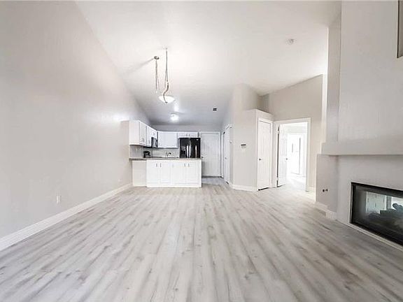 5th image of 389 Rosado Springs St