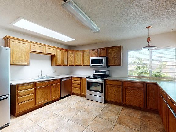 3rd image of 1100 Glorieta St NE