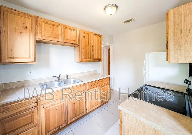 3312 Seville St W — Photo 2