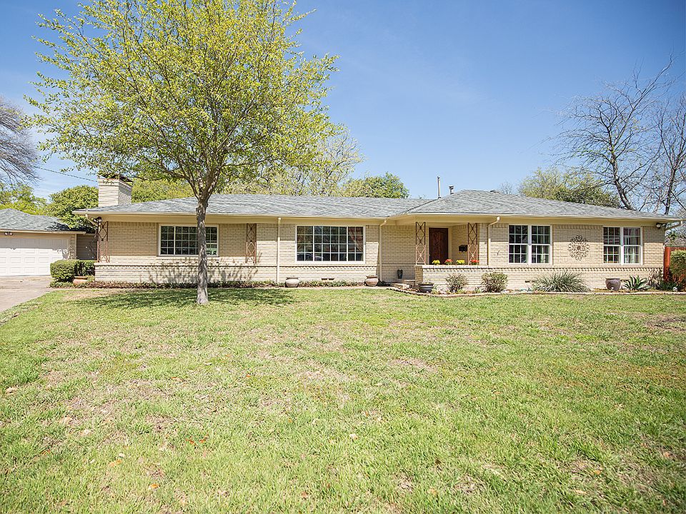 Large landscaped lot 
