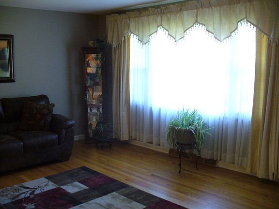 3rd image of 955 Cliffside Dr
