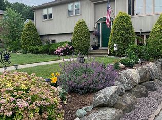 40 N Loxley Dr, Johnston, RI 02919
