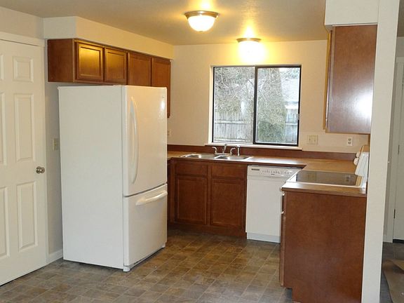 3rd image of 4415 125th St NE