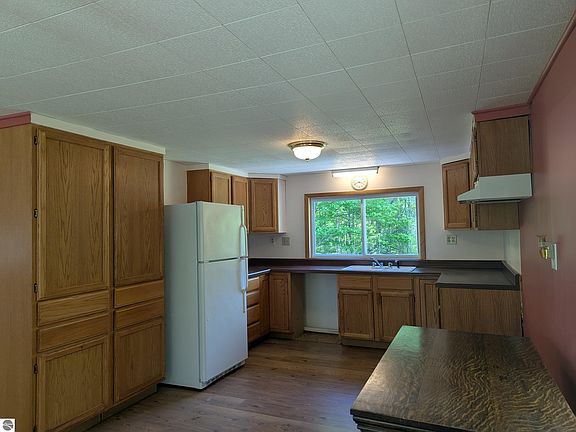 3rd image of 8828 Roberts Rd