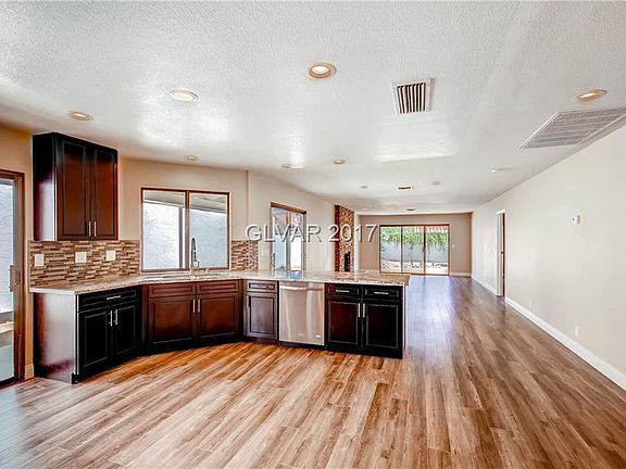 3rd image of 3304 Calle De Corrida
