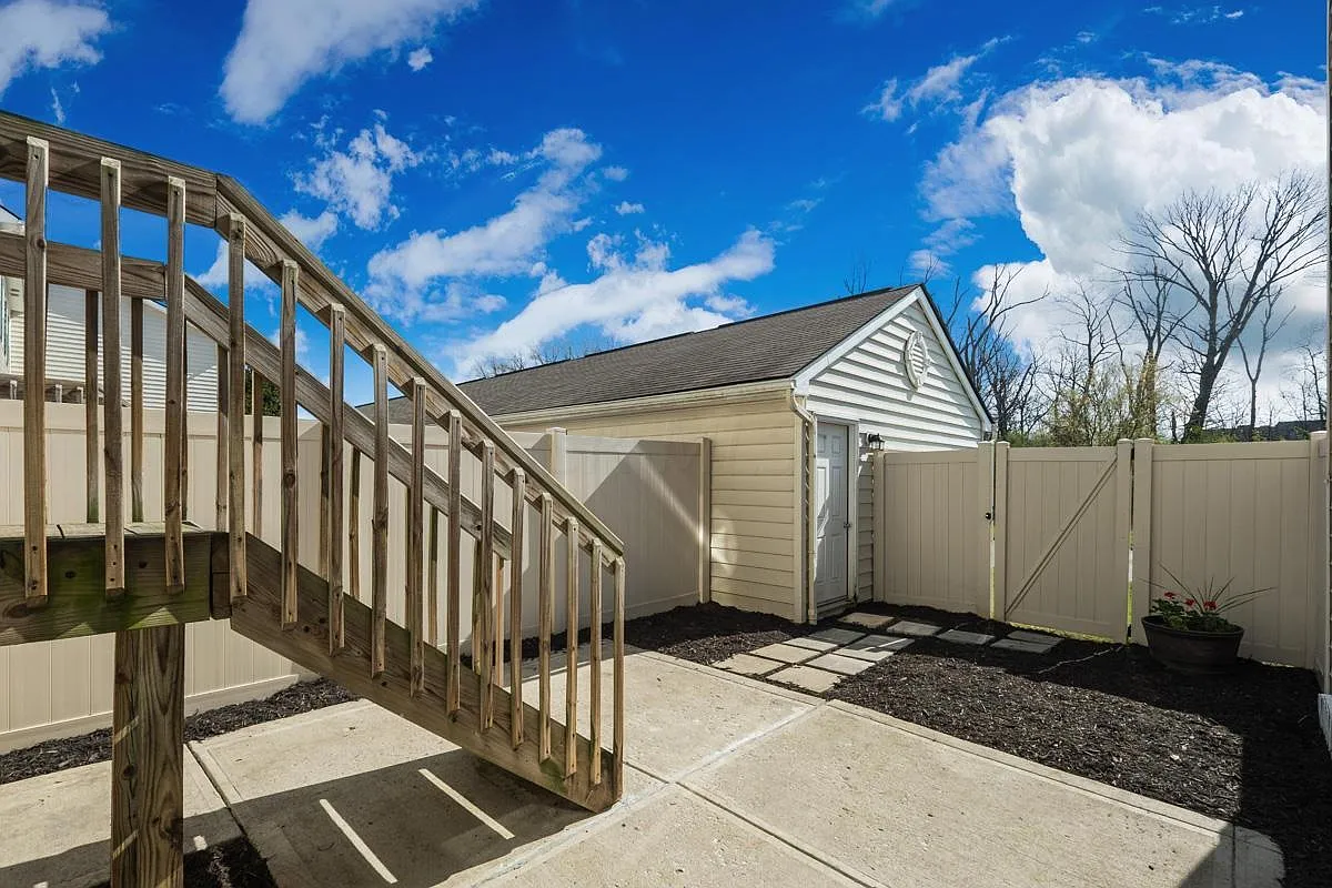 2 bed, 2.5 bath, 1500 sqft, $1,999 — Photo 2