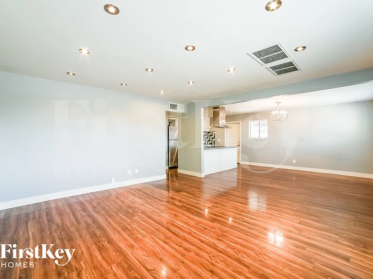 1519 W 6th St — Photo 3