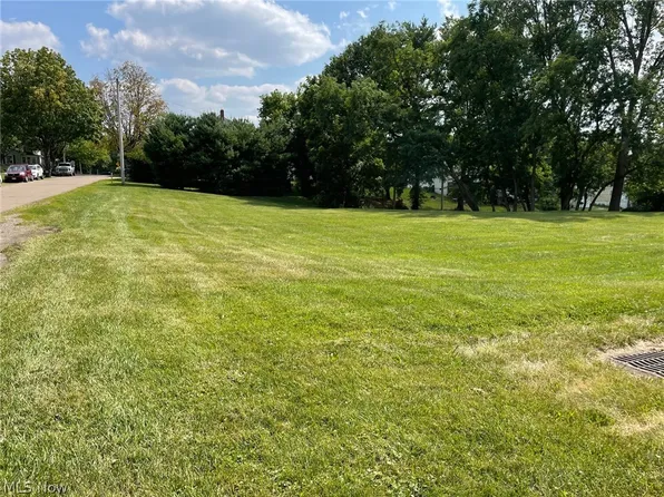 Foster Ave, Cambridge, OH 43725