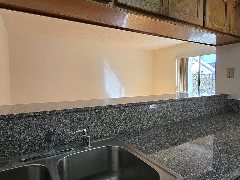 1049 Linden Ave #7 — Photo 10