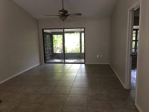 4th image of 2810 King Oak Cir