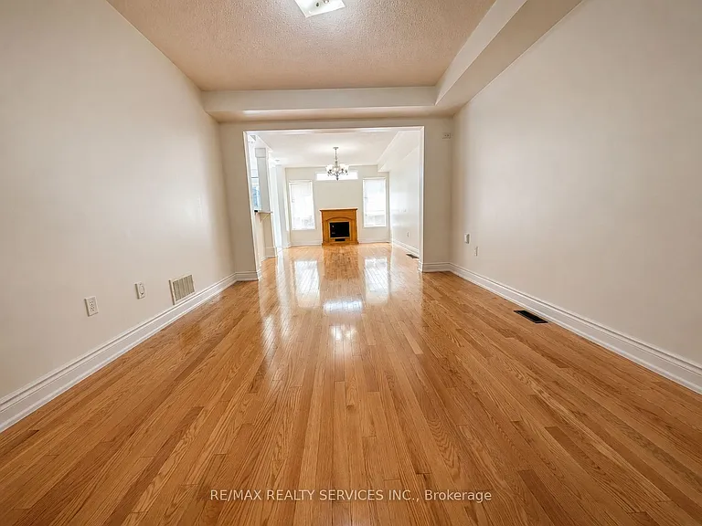 69 Vessel Cres — Photo 2