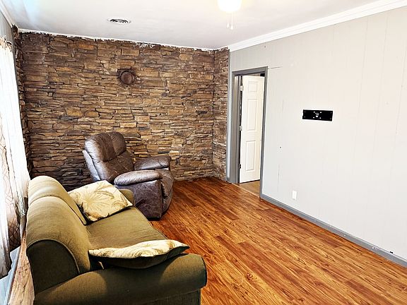 5th image of 421 E 9th St