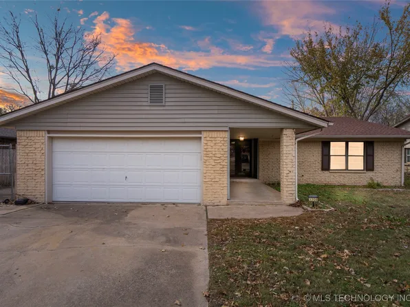3208 Magnolia Dr, Sand Springs, OK 74063