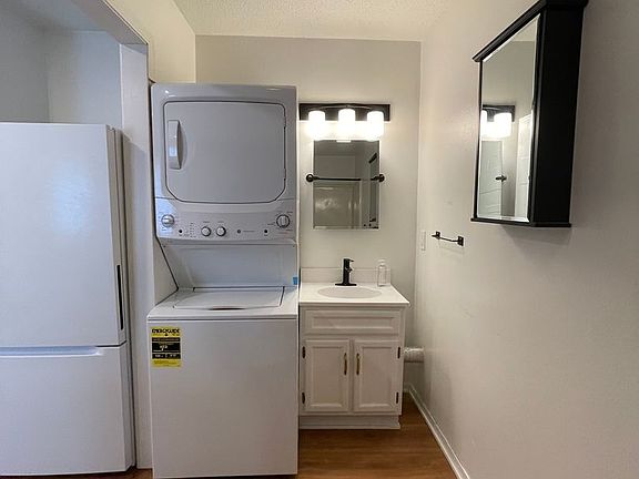 3rd image of 309 8th St Unit 3